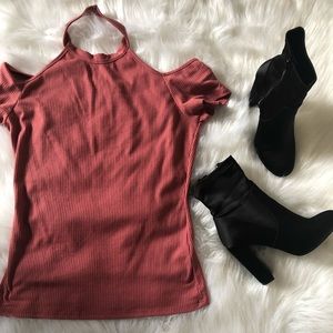 Mauve off the shoulder top with choker 💗